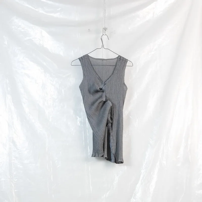 adjustable sleeveless blouse